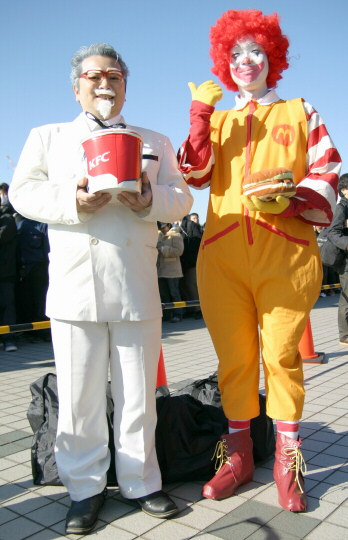 ケンタッキーフライドチキン マクドナルド カーネル サンダース ドナルド マクドナルド ヨシオさん 九郎さん コスプレギャラリー